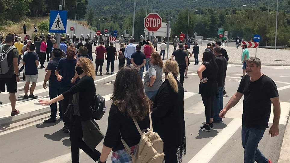 Μαλακάσα: Χημικά σε κατοίκους που διαμαρτύρονται για τις δομές των μεταναστών – Δείτε βίντεο