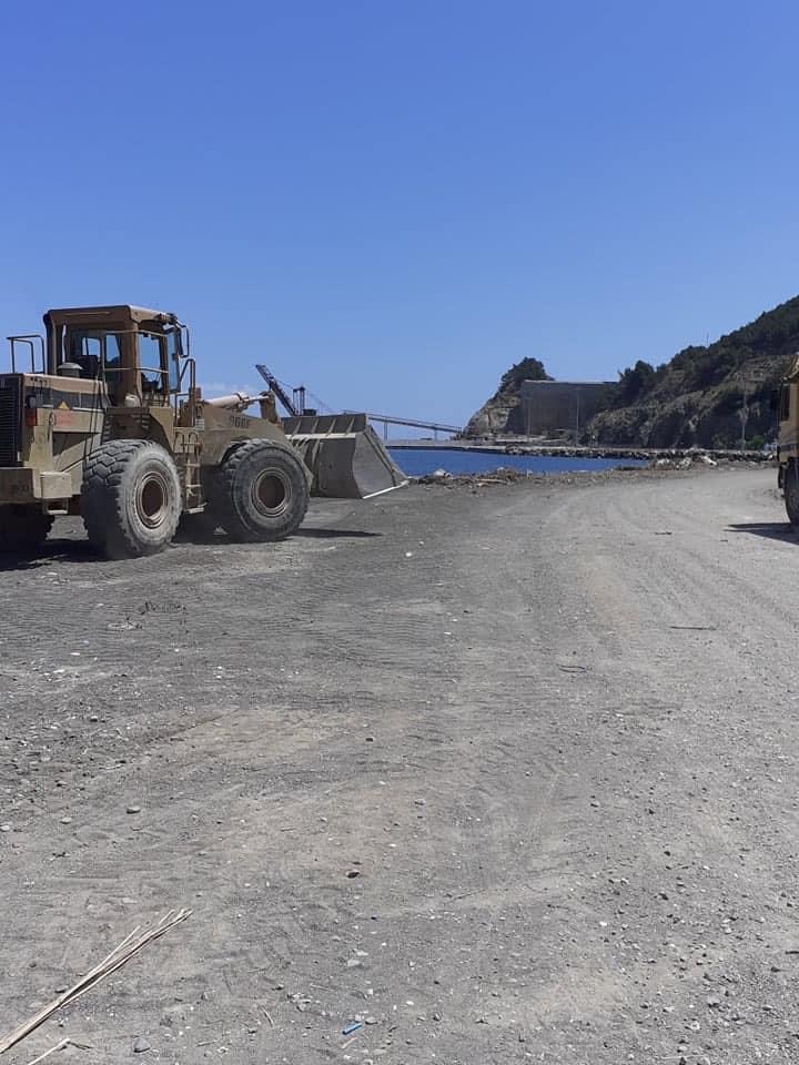 Με εντατικούς ρυθμούς καθαρίζει τις παραλίες ο Δήμος Μαντουδίου Λίμνης Αγίας Αννας [photos]
