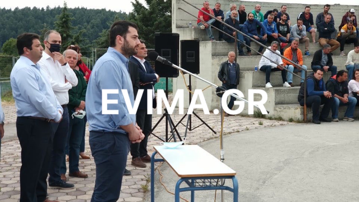 Σε εξέλιξη η συγκέντρωση στο Γυμνάσιο Μαντουδίου [photos]