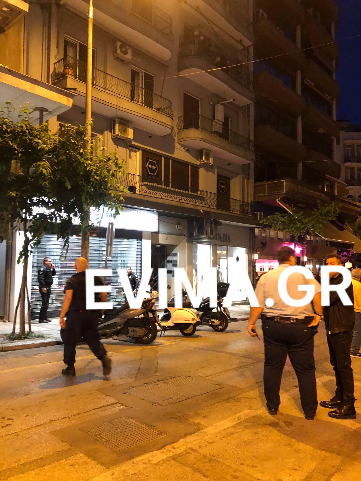 Θεσσαλονίκη: Αναστάτωση στο κέντρο – Άνδρας απειλεί για τη ζωή του [photos]
