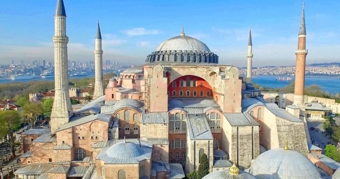 Οι Τούρκοι στήνουν σόου μπροστά από την Αγιά Σοφιά – Ετοιμάζουν φιέστα για την Αλωση και θα διαβάσουν το Κοράνι