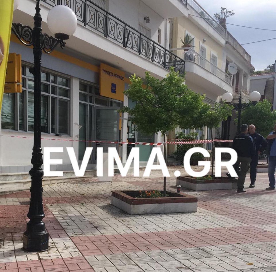 Μαντούδι Ευβοίας-Αποκλειστικές ΦΩΤΟ από την πλατεία όπου έγινε η έκρηξη στο χρηματοκιβώτιο τράπεζας