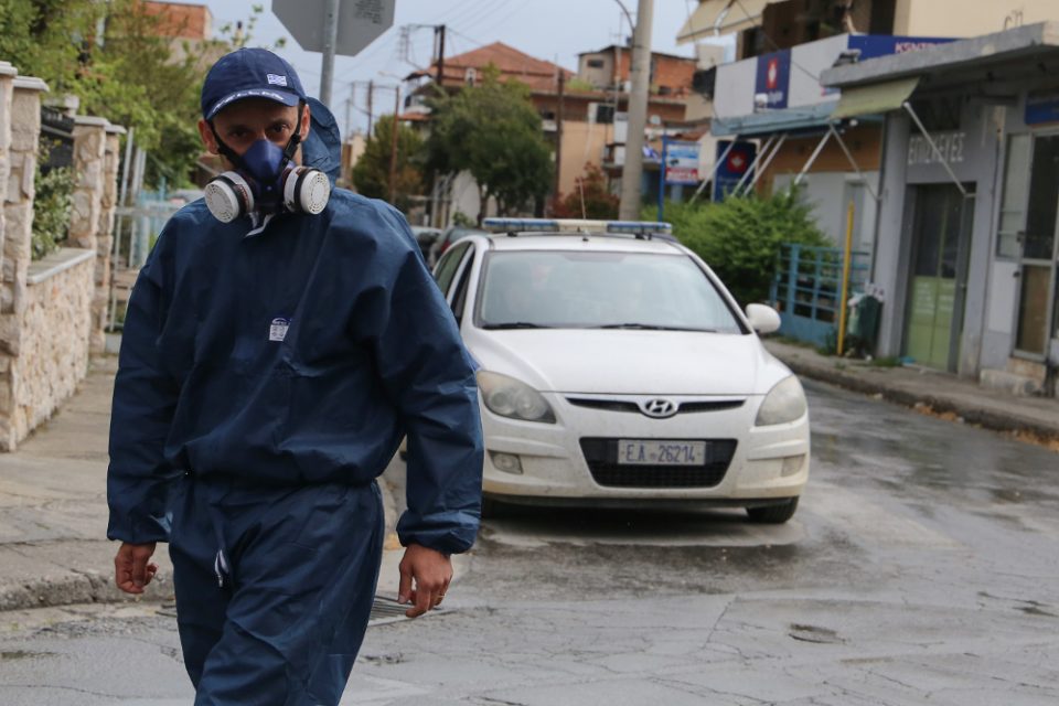 Κορωνoϊός: Γιγαντιαία επιχείρηση στον οικισμό Ρομά Νέας Σμύρνης Λάρισας με ειδικό επιχειρησιακό σχέδιο