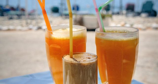 Μειώσεις ΦΠΑ σε καφέ, τσάι, αναψυκτικά και εισιτήρια – Φοροελαφρύνσεις για να πάρει «ανάσα» ο τουρισμός