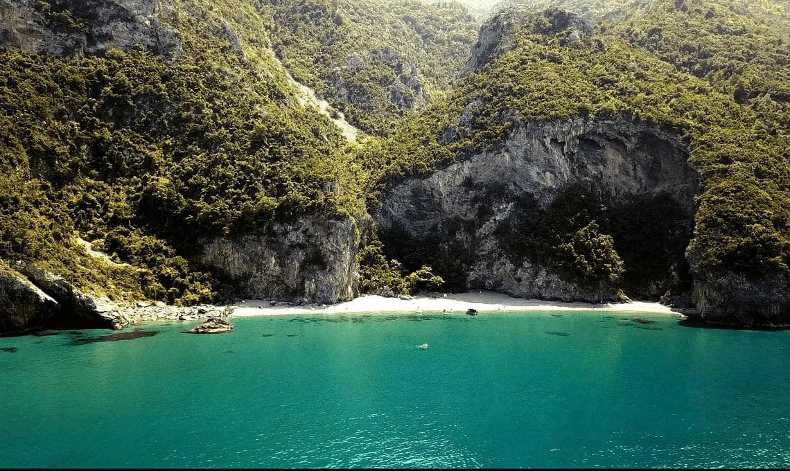 Μια μυστική σπηλιά για αποδράσεις στην Εύβοια-Μαγικός προορισμός [photos]