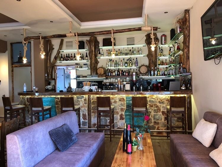 Faros café bar μοναδικές στιγμές χαλάρωσης στην παραλία των Αγίων Αποστόλων