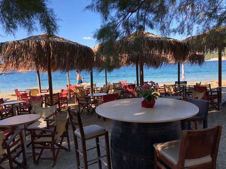 Faros café bar στους Αγίους Αποστόλους – Ένα σύμπλεγμα απόλαυσης δίπλα στο κύμα