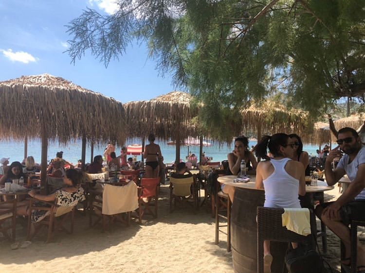 Faros café bar – Απολαύστε την χρυσή άμμο & χαλαρώστε στο όμορφο τοπίο