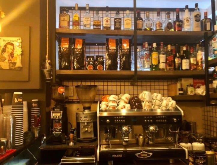 Ρους Cafe-Bar – Καλοφτιαγμένος και μυρωδάτος καφές στο κέντρο του Αλιβερίου