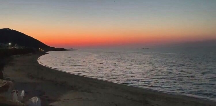 Η στιγμή που ο ήλιος μας αποχαιρετά, από την παραλία Γυρίσματα στη Σκύρο!
