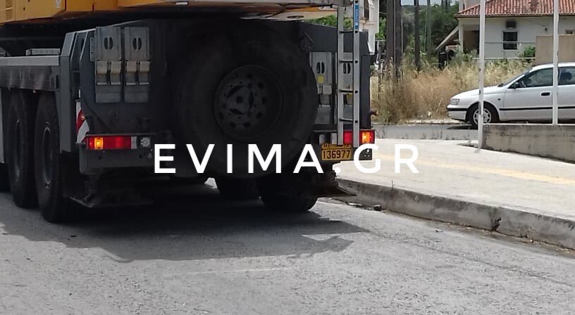 Αλιβέρι: Έσκασε λάστιχο φορτηγού και τα κομμάτια γέμισαν τον περιφερειακό δρόμο [photos]