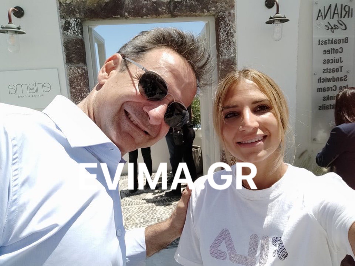 Η Ευβοιώτισσα που σέρβιρε καφέ τον πρωθυπουργό στη Σαντορίνη [photos]