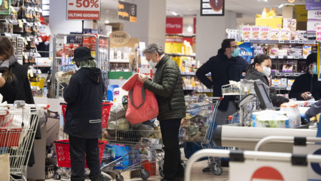 Μεταδίδεται τελικά ο κορωνοϊός από ψώνια σούπερ μάρκετ και επιφάνειες; – Επιστήμονες απαντούν