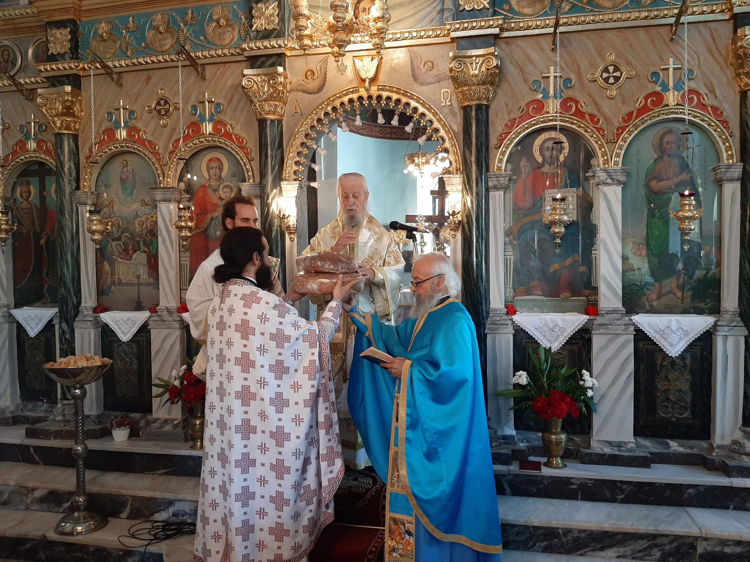 Ο Καρυστίας κ. Σεραφείμ στον Ιερό Ναό Κοιμήσεως της Θεοτόκου Μακρυχωρίου