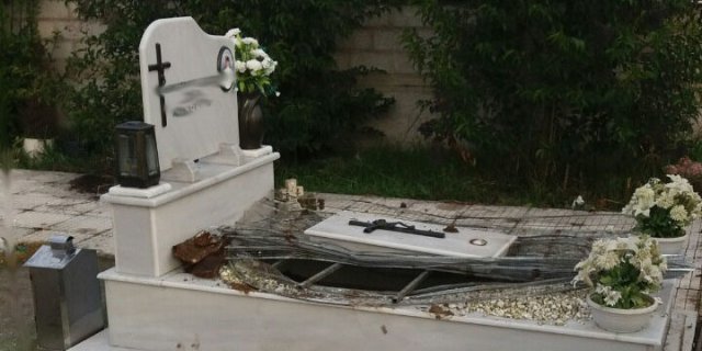 Εύβοια-Καθενοί: Άγνωστος βάζει φωτιά σε τάφους στο Νεκροταφείο [photo]