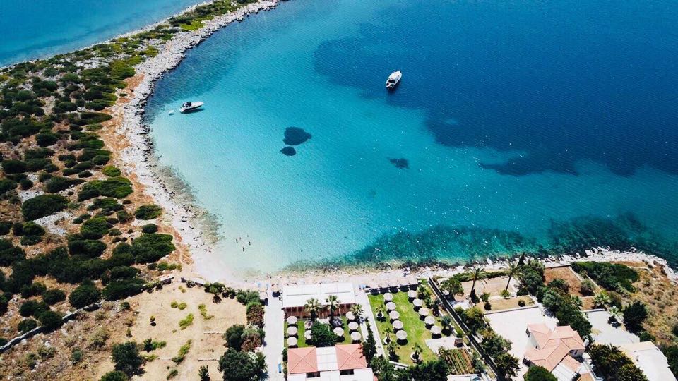 Νερά λάδι: Η Γαλάζια Λίμνη αποτελεί έναν ιδανικό προορισμό για τις καλοκαιρινές διακοπές