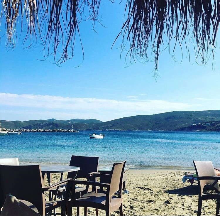 Το Faros café bar σας περιμένει για χαλαρές στιγμές πλάι στη θάλασσα