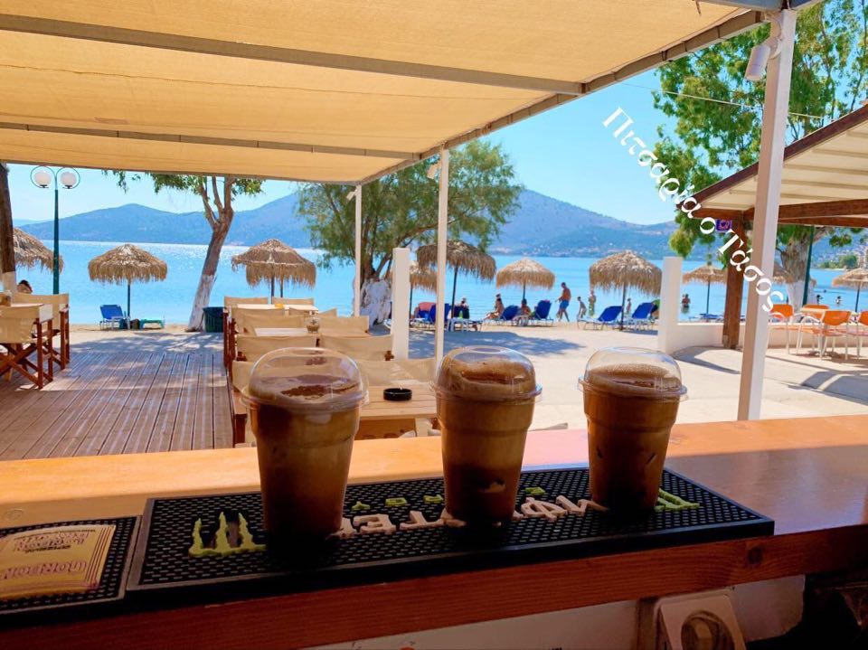 Επισκεφτείτε το café εστιατόριο πιτσαρία ο Τάσος για να χαλαρώσετε στην παραλία απολαμβάνοντας το beach service