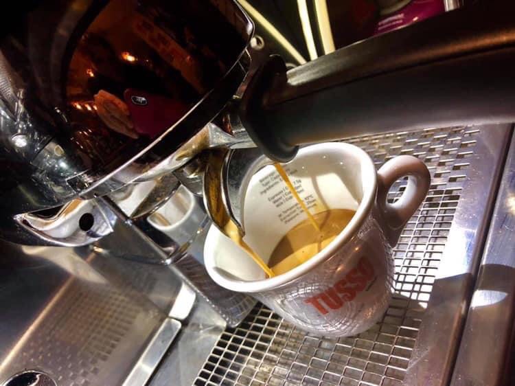 Ρους Cafe-Bar – Ποιοτικός καφές στο κέντρο του Αλιβερίου