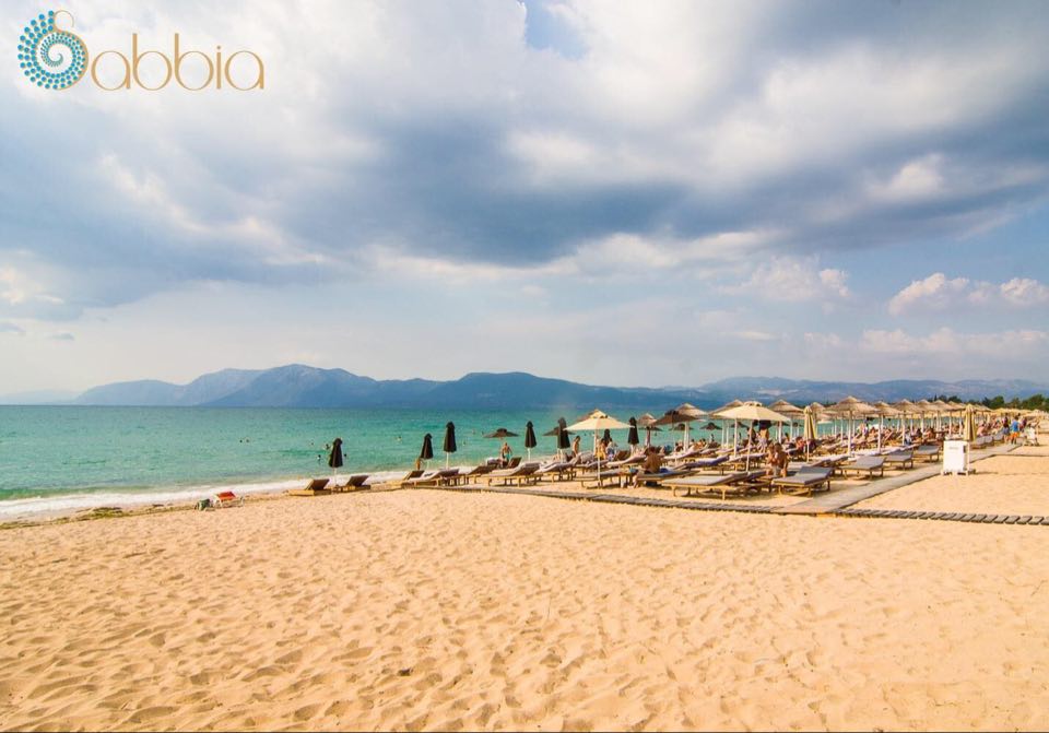 Sabbia beach bar Είναι η απόλυτη καλοκαιρινή έξοδος που σου προσφέρει δροσιά και ανέσεις πάνω στο κύμα