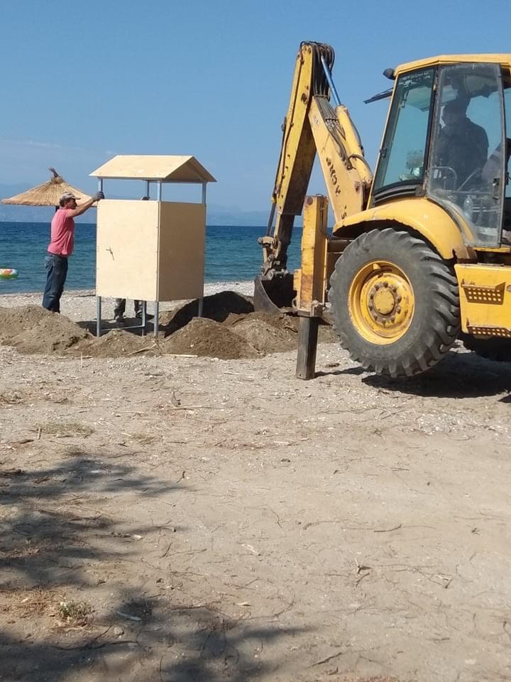 Ξεκίνησε σήμερα η τοπθέτηση σε αλλαξιέρες/καμπίνες, στο παραλιακό μέτωπο του Αλιβερίου [εικόνες]