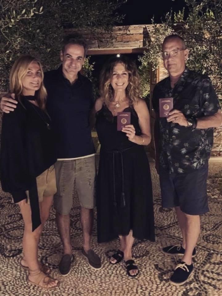 Η φωτογραφία του πρωθυπουργού με τον ηθοποιό Τομ Χανκς στην Αντίπαρο