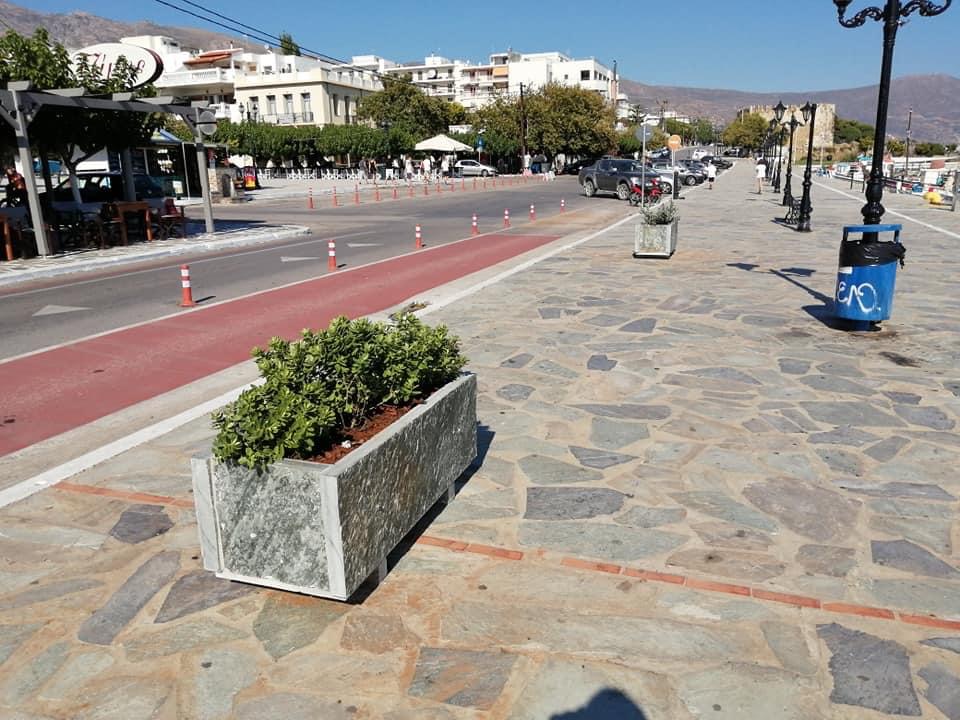 Ζαρντινιέρες από πέτρα Καρύστου ομόρφυναν την Ανατολική πλευρά του λιμένα [εικόνες]