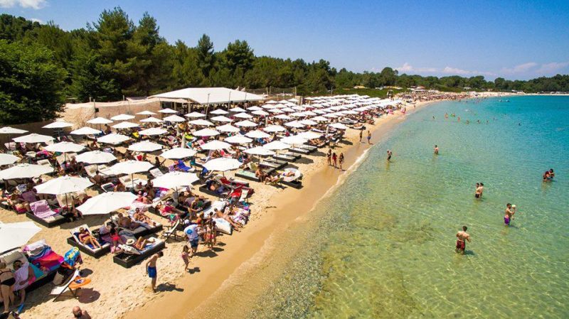 Σφραγίστηκε γνωστό beach bar γιατί δεν έκοβε αποδείξεις