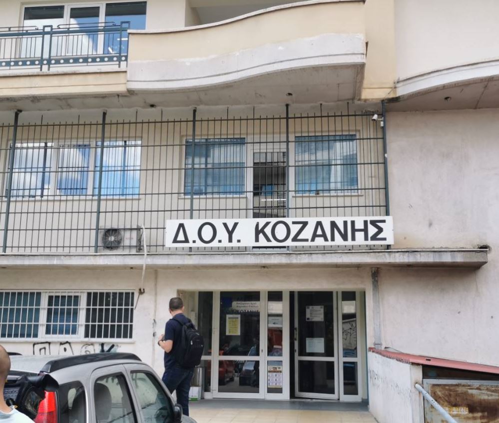 Κοζάνη: Σε κρίσιμη κατάσταση δύο εφοριακοί -Άνδρας επιτέθηκε με τσεκούρι σε υπαλλήλους μέσα στη ΔΟΥ [Video]