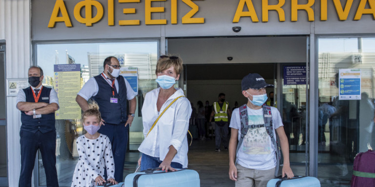 Πάνω από 4.000 έλεγχοι στην πρεμιέρα για τον τουρισμό -Αγωνία για τα εισαγόμενα κρούσματα