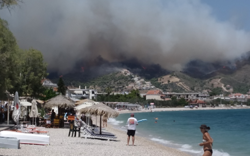 Μεγάλη φωτιά στις Κεχριές Κορινθίας: Εκκενώθηκαν οικισμοί και κατασκήνωση [εικόνες&βίντεο]