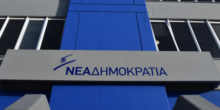 Η ΝΔ αναστέλλει τις εκδηλώσεις της σε κλειστούς ή ανοιχτούς χώρους
