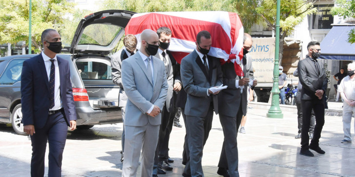 Κηδεία Σάββα Θεοδωρίδη: Σύσσωμος ο Ολυμπιακός στο τελευταίο «αντίο» για τον «αιώνιο έφηβο» [εικόνες]