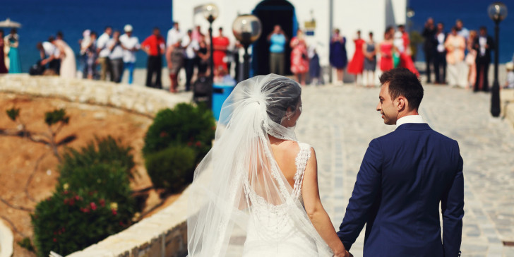 Καμπάνα» 150 ευρώ και σε όσους συμμετέχουν σε υπεράριθμους γάμους και βαφτίσια -Ολόκληρη η νέα ΚΥΑ