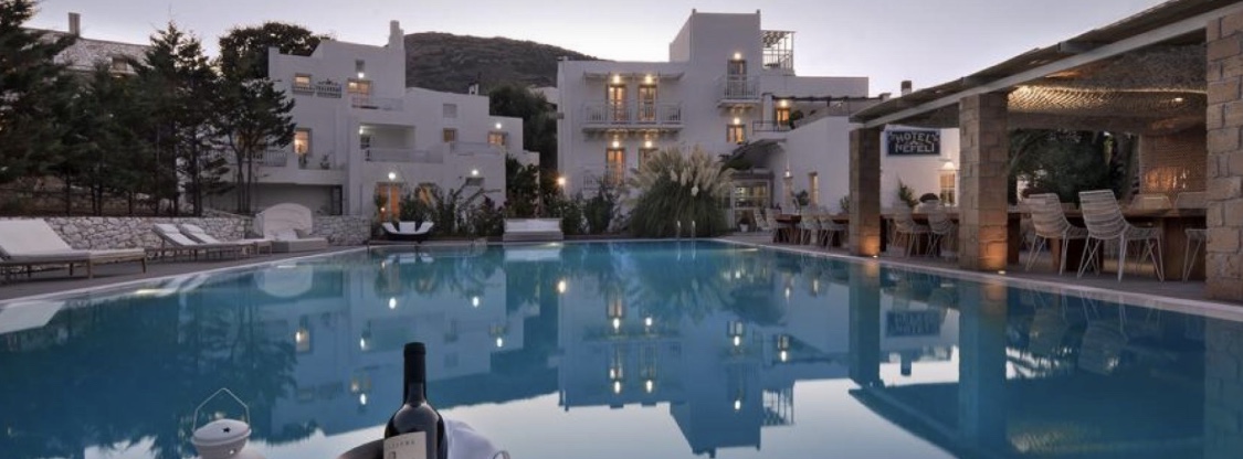 Skyros Nefeli Hotel – Ιδανικές στιγμές χαλάρωσης δίπλα στην πισίνα