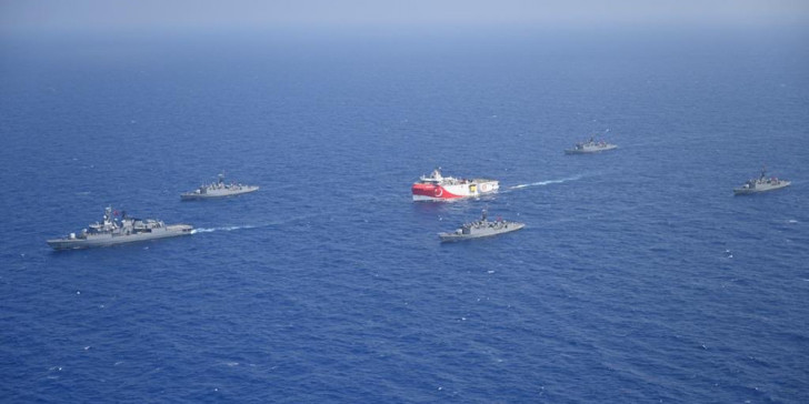 Τουρκική προπαγάνδα: Το υπ. Αμυνας έδωσε φωτογραφίες του Oruc Reis με 5 πολεμικά πλοία [εικόνες]