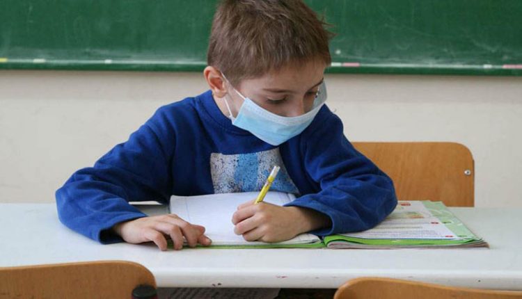 «Δεν υπάρχει περίπτωση να ανοίξουν τα σχολεία χωρίς χρήση μάσκας»