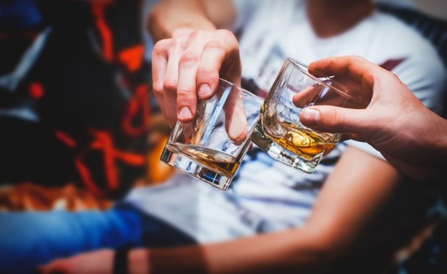 Συναγερμός στη Χαλκιδική: Εργαζόμενοι σε μπαρ βρέθηκαν θετικοί στον κορωνοϊό