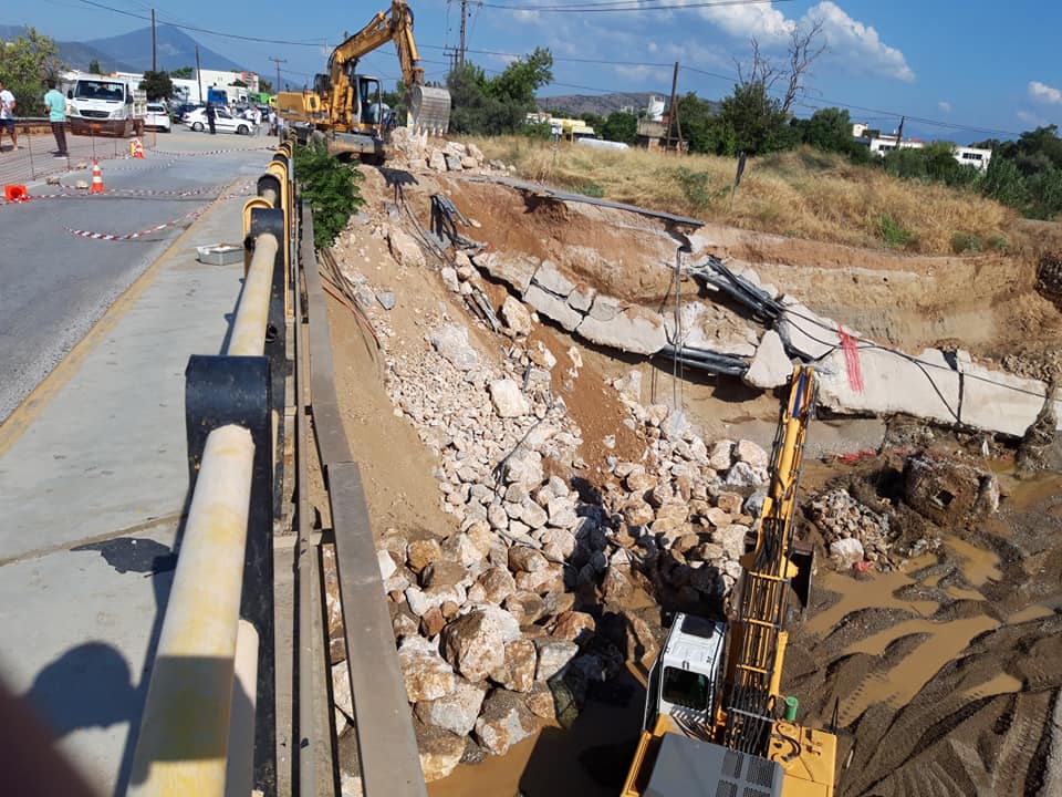 Εύβοια-Συνεχίζεται η αποκατάσταση της ζημιάς στη γέφυρα του Βασιλικού [Εικόνες]