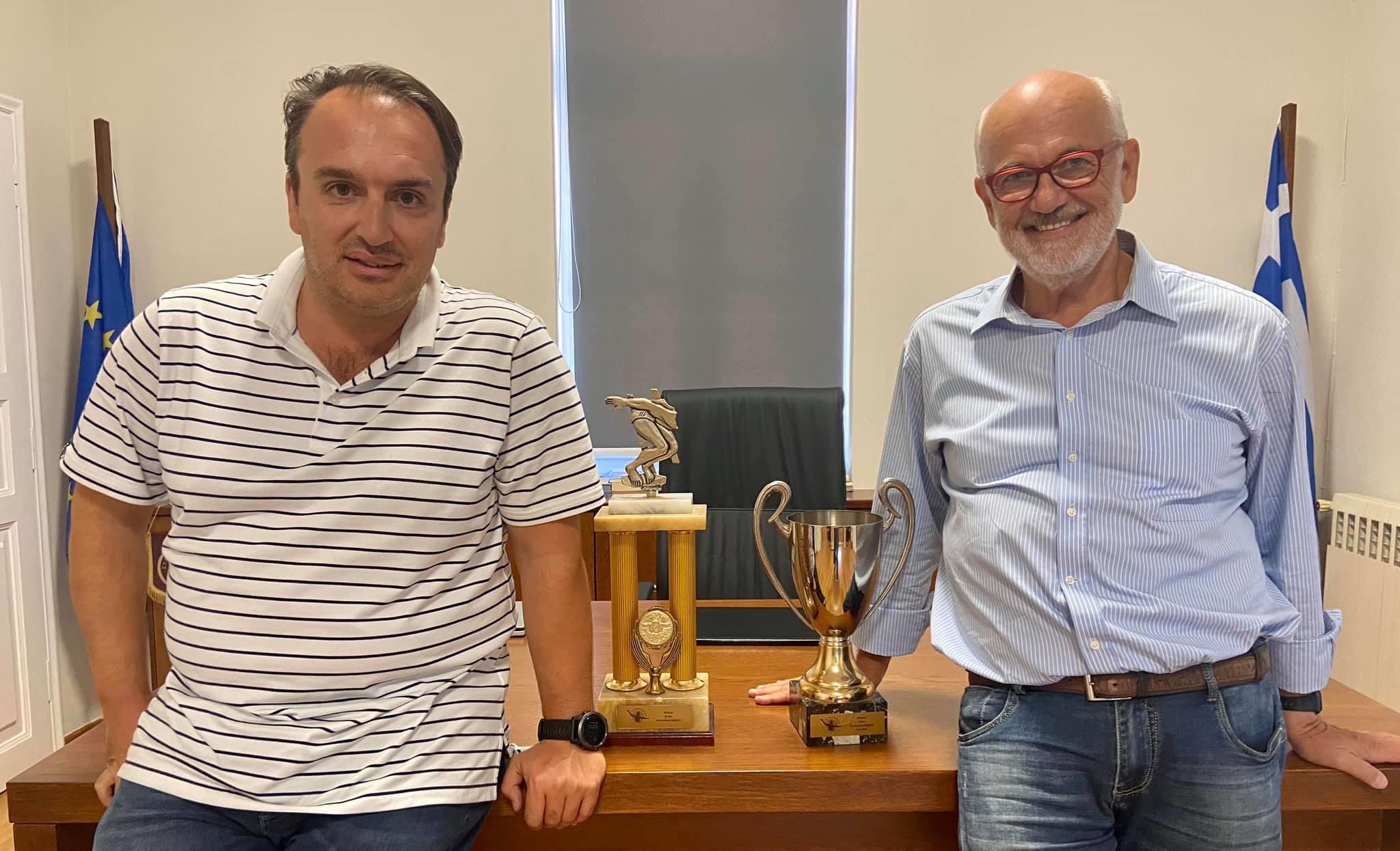 Έπαθλα στον δήμαρχο Ιστιαίας Αιδηψού από τον θρύλο της κολύμβησης