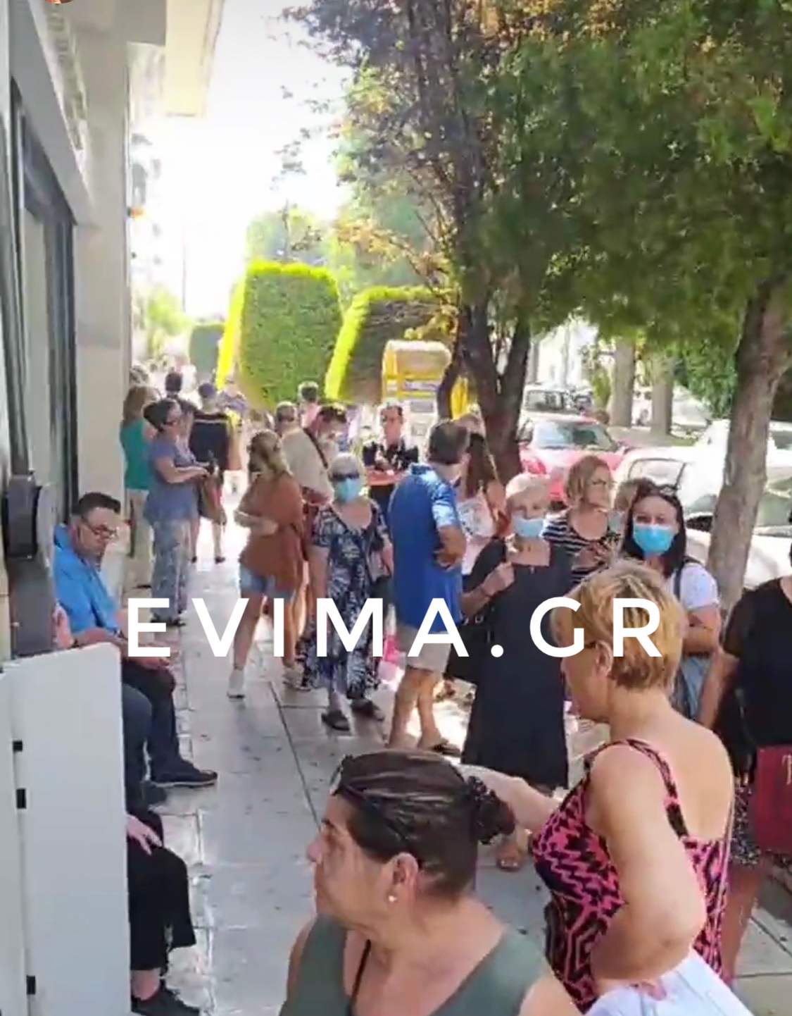 Χαλκίδα – Ουρές έξω από την Εθνική Τράπεζα (Εικόνες)