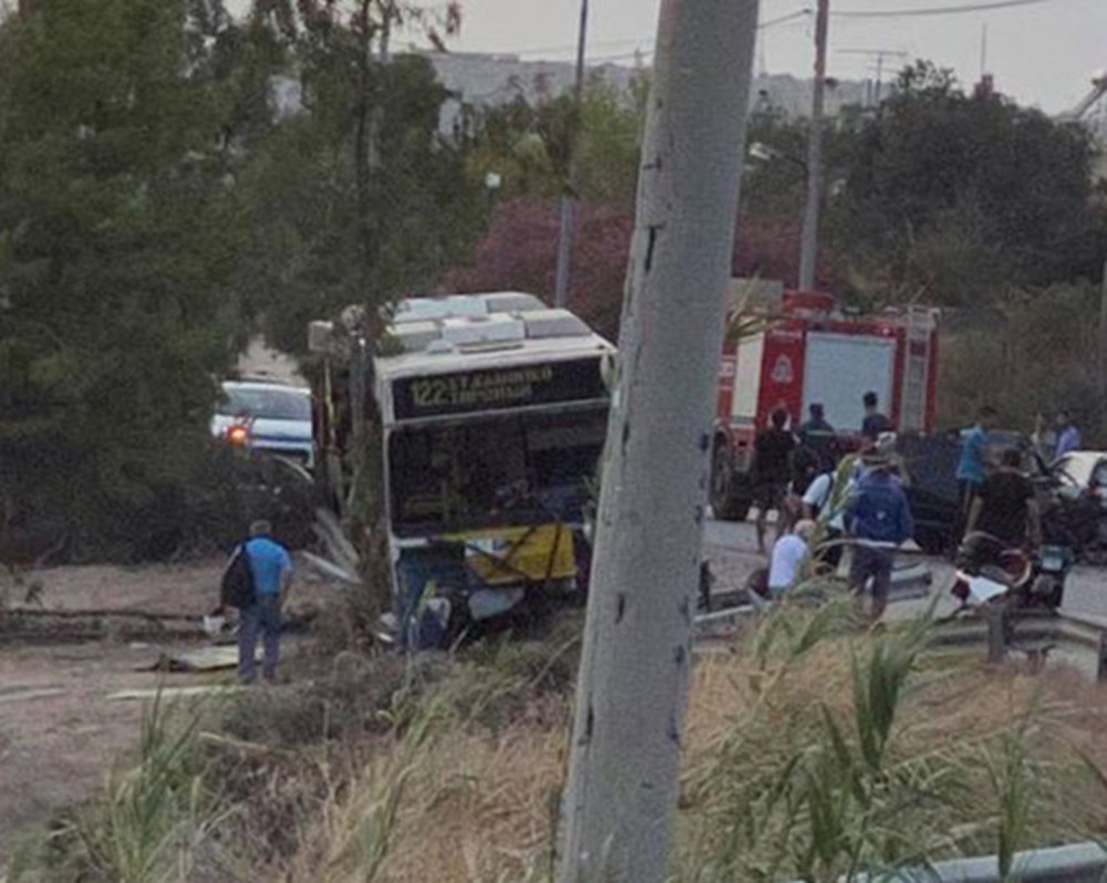 Τροχαίο σοκ: ΙΧ συγκρούστηκε με λεωφορείο – Ένας χαροπαλεύει, ένας σοβαρά τραματίας [εικόνες]