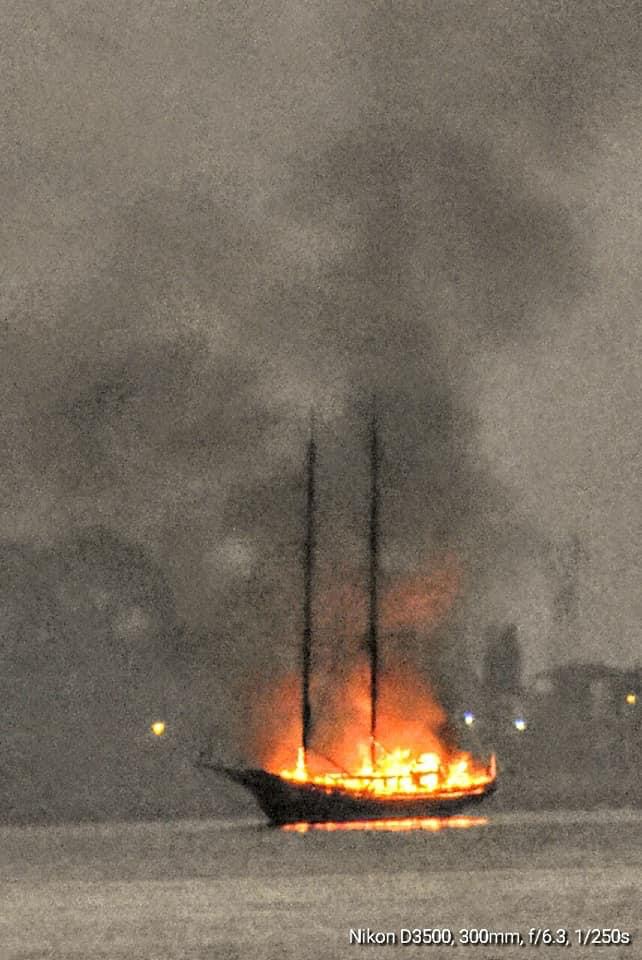 Φωτιά στη Λάμψακο – Ιστιοφόρο τυλίχθηκε στις φλόγες (Εικόνες)