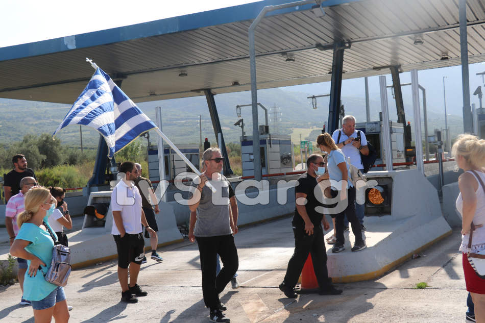 Έκλεισαν την εθνική οδό οι κάτοικοι των Καμένων Βούρλων ενάντια στην εγκατάσταση μεταναστών στην περιοχή