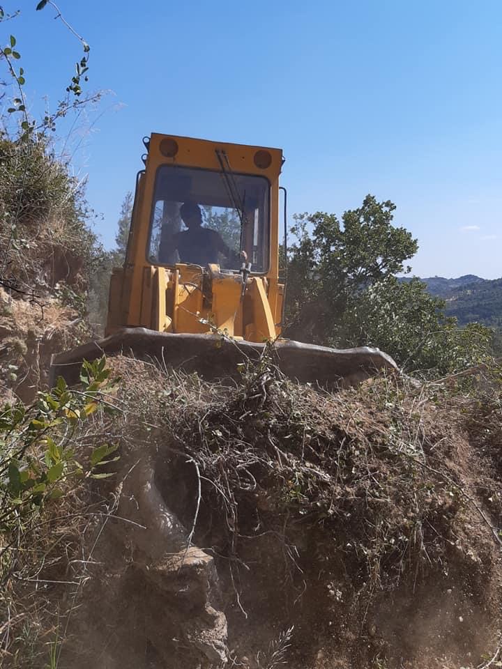 Συνεχίζει τα έργα αγροτικής οδοποιίας ο πρόεδρος της Κοινότητας Πύργου [εικόνες]