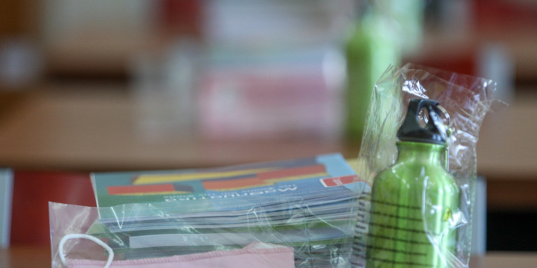 Σχολεία: Το υπουργείο Υγείας απαντά για το μπέρδεμα με τις μεγάλες μάσκες που μοιράστηκαν