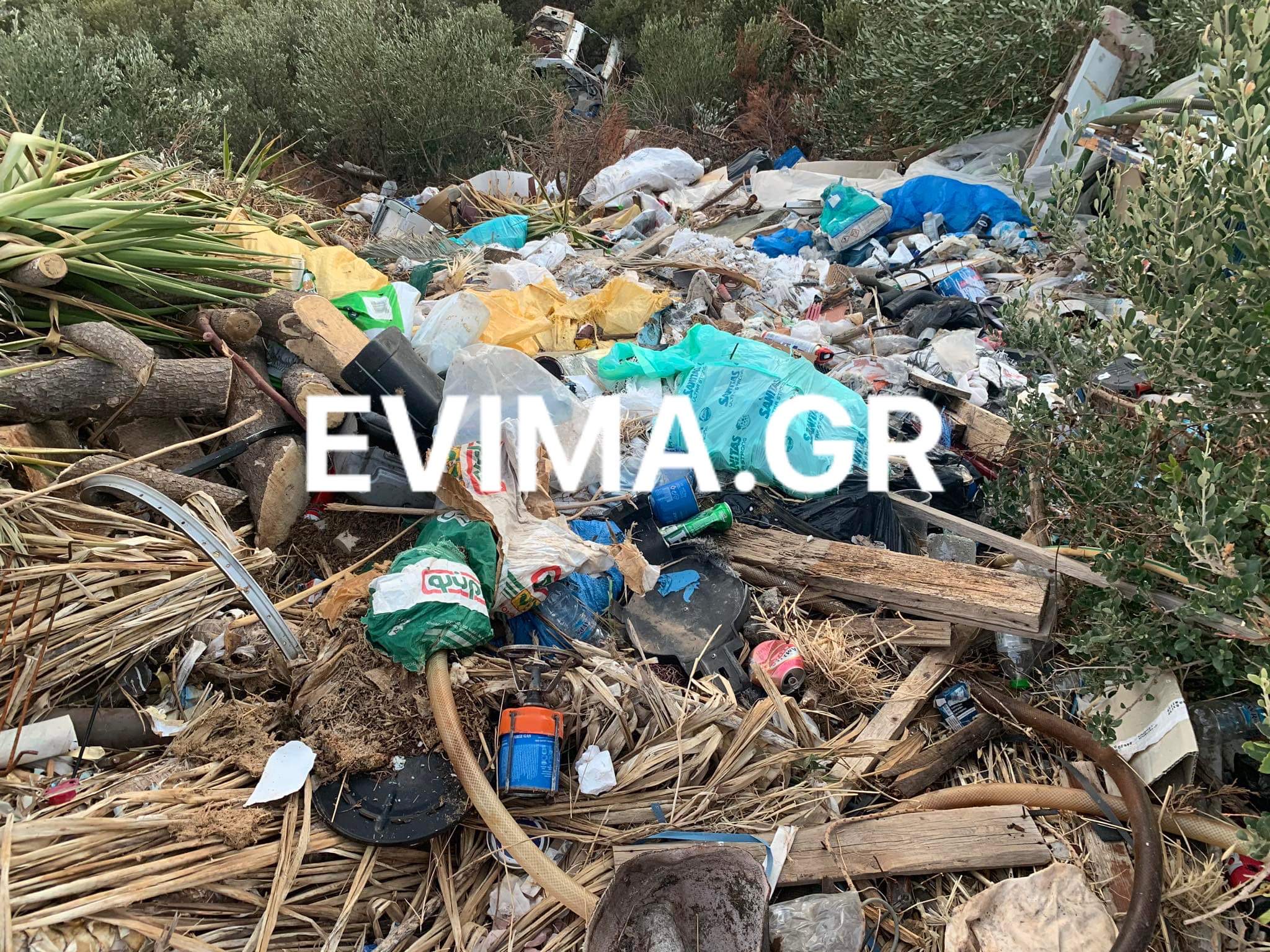 Εύβοια:Εστία μόλυνσης τα πεταμένα σκουπίδια στο δρόμο Αργυρό -Άγιος Δημήτριος- Αποκαλυπτικές εικόνες και βίντεο