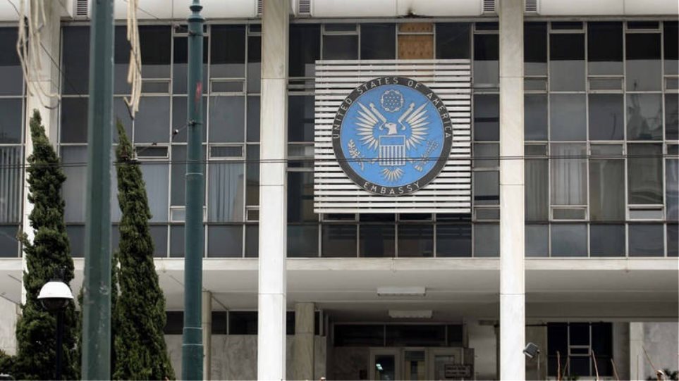 Φωτιστική φωτοβολίδα έπεσε κοντά στην αμερικανική πρεσβεία στην Αθήνα -Με μικρό αλεξίπτωτο