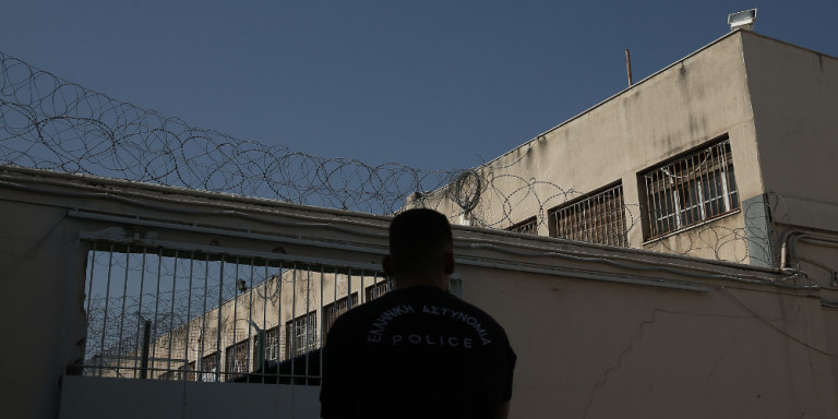 Απίστευτο: Βρήκαν ακόμη και αποστακτήριο τσίπουρου στις φυλακές της Πάτρας
