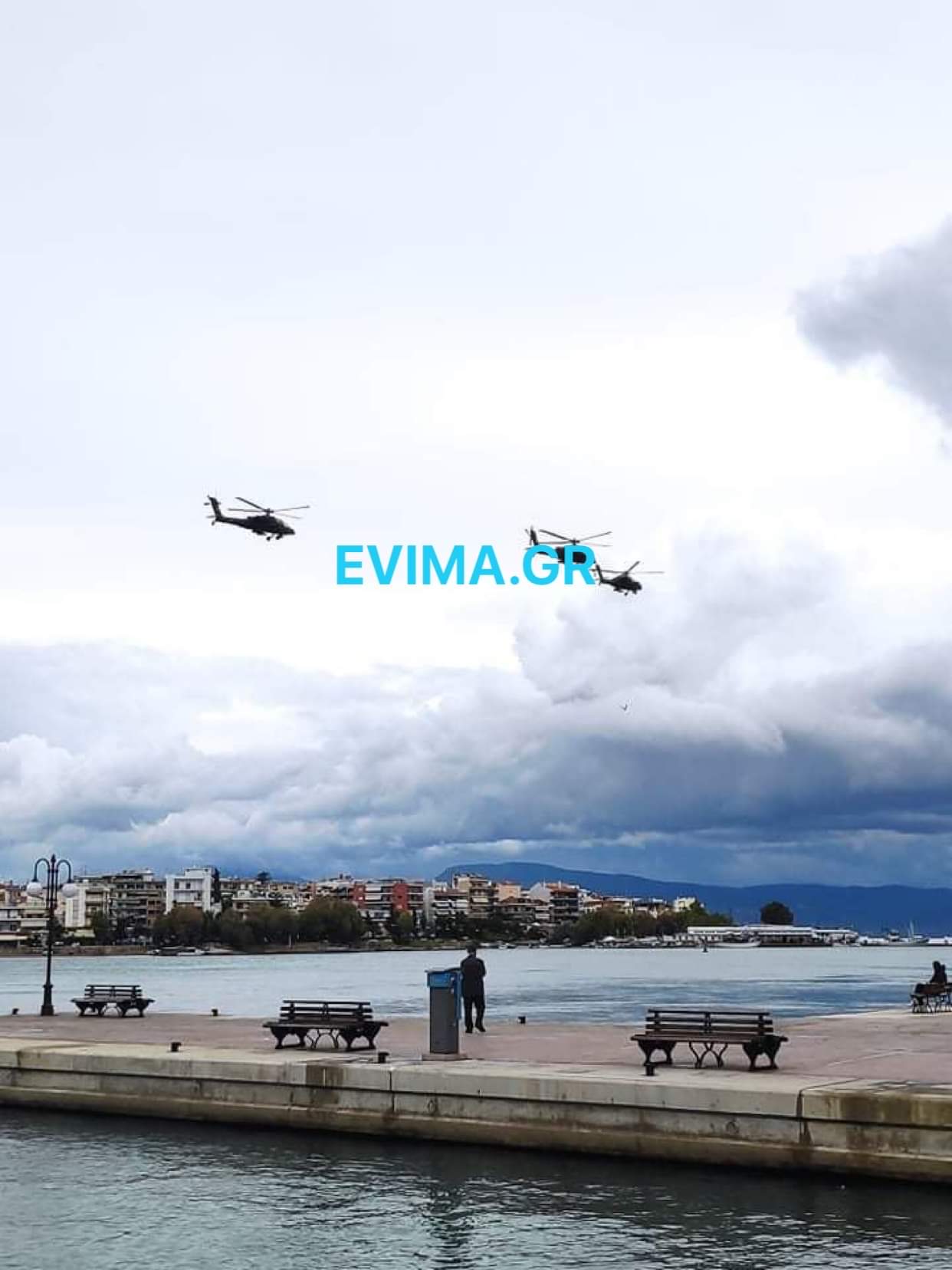 28η Οκτωβρίου: Καρέ – καρέ τα ελικόπτερα πάνω από την Χαλκίδα [εικόνες]